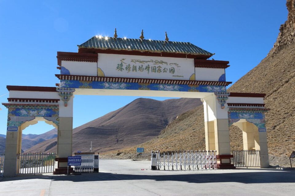 에베레스트 베이스 캠프(EBC, Everest Base Camp)는 세계에서 가장 높은 산인 에베레스트 산(해발 8,848m)을 등반하는 출발점으로, 해발 5,364m에 위치해 있습니다. 이 캠프는 등반가와 트레커들에게 인기 있는 목적지입니다