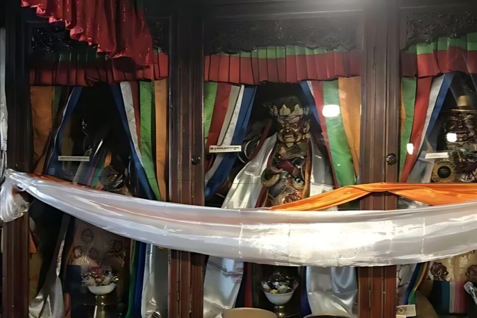 라오싸이짠캉(绕赛赞康)은 티벳의 역사와 문화가 깃든 중요한 사원