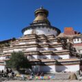 장체(江孜)는 티벳 자치구의 중요한 역사적 도시 중 하나로, 해발 4,020m에 위치해 있습니다. 티벳 불교의 중심지 중 하나이며, 역사적 사건과 유적지가 많아 관광객들에게 인기가 많습니다.