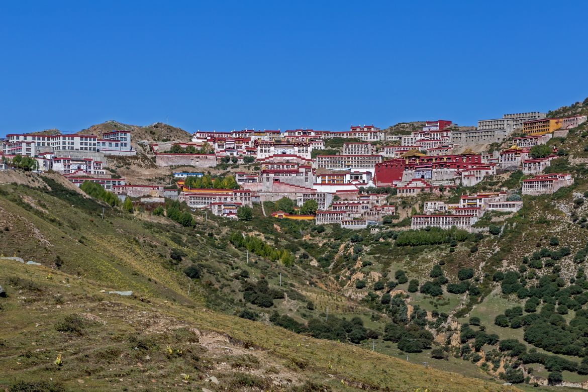 간덴 사원은 티벳 불교 겔룩파의 중심지로, 총카파 대사가 창건한 중요한 사원입니다.