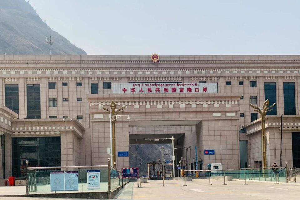 이곳은 네팔과의 국경을 이루고 있으며, 티베트와 네팔을 연결하는 중요한 교통 관문입니다.