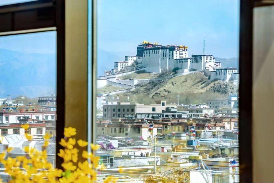 라싸 성지에 위치한 티벳 홍강 호텔은 고급스러운 인테리어와 완벽한 시설을 자랑합니다. 포탈라궁 인근의 편리한 위치에서 쾌적한 숙박을 경험하세요.