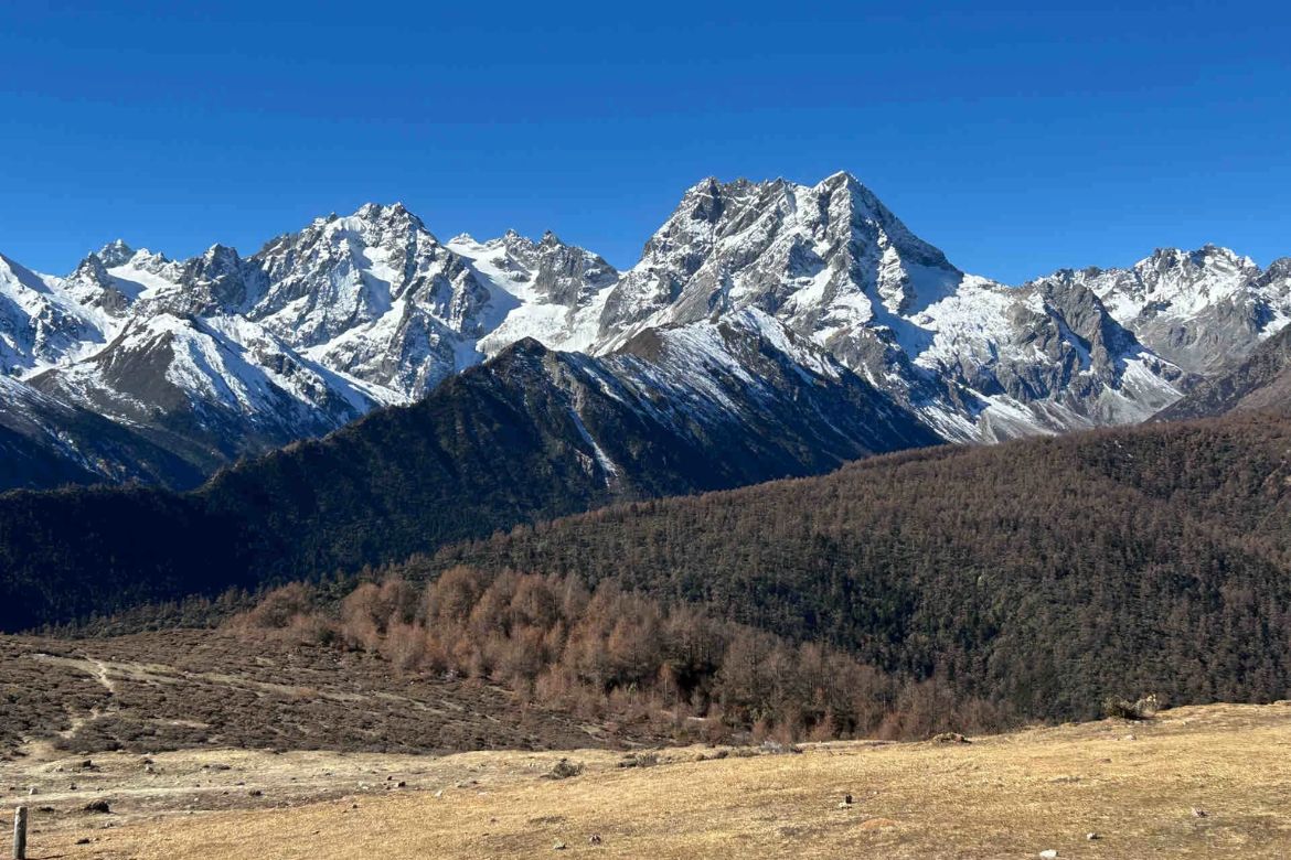 백마설산 야커우(白马雪山垭口), 장엄한 설산과 신비로운 일출의 절경! 해발 4,292m에 위치한 이곳은 티벳 고원의 웅장한 자연을 그대로 담은 명소입니다. 새벽이면 구름 사이로 떠오르는 황금빛 일출이 설산을 물들이며, 순백의 눈 덮인 봉우리들과 어우러져 경이로운 장면을 연출합니다. 고원의 차가운 바람을 대비한 방한 준비는 필수! 또한, 해발이 높은 만큼 천천히 이동하며 고소 적응을 하는 것이 좋습니다. 대자연이 선사하는 감동적인 순간을 경험하고 싶다면, 백마설산 야커우에서 잊지 못할 여행을 떠나보세요!