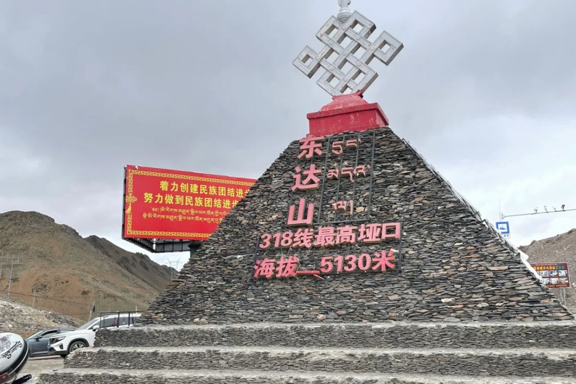 해발 5,130m! 쓰촨성과 티벳을 잇는 극한의 고산길, 동다산야커우(东达山垭口). 거친 자연이 만들어낸 숨 막히는 절경 속에서 한계를 시험하는 도전의 길이 펼쳐집니다. 희박한 공기와 급격한 기온 변화 속에서도 아름다운 설산과 드넓은 초원이 감탄을 자아내며, 가파른 도로와 급커브가 스릴을 더합니다.