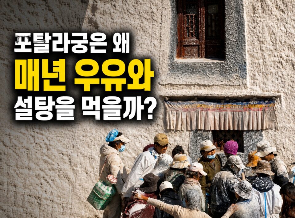 흰색 벽 앞에 여러 명의 사람들이 모여 있는 모습으로 일부는 모자를 쓰고 있다
