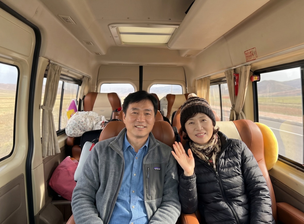 tibet travel couple bus interior 티벳여행 전문 현지여행사