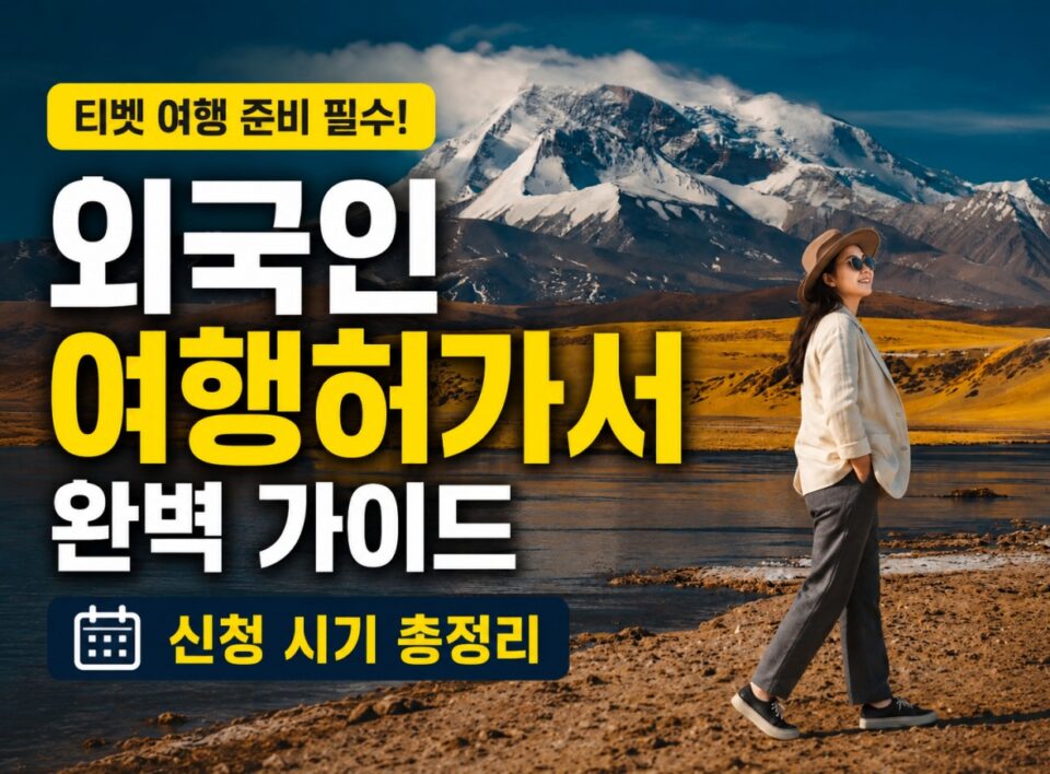 호수 옆에서 산을 배경으로 걷고 있는 모자와 선글라스를 쓴 여성