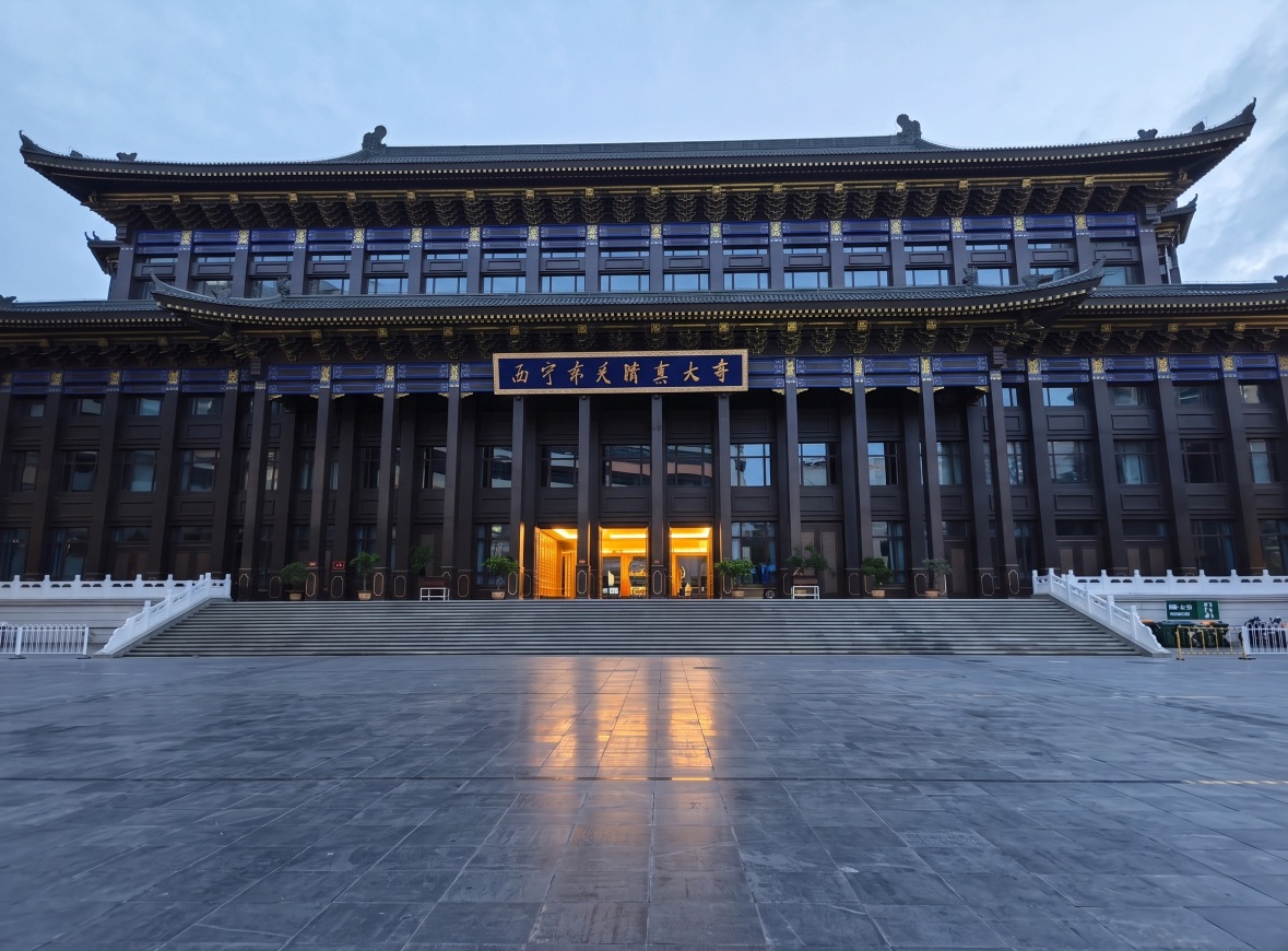 large traditional chinese building 티벳여행 전문 현지여행사