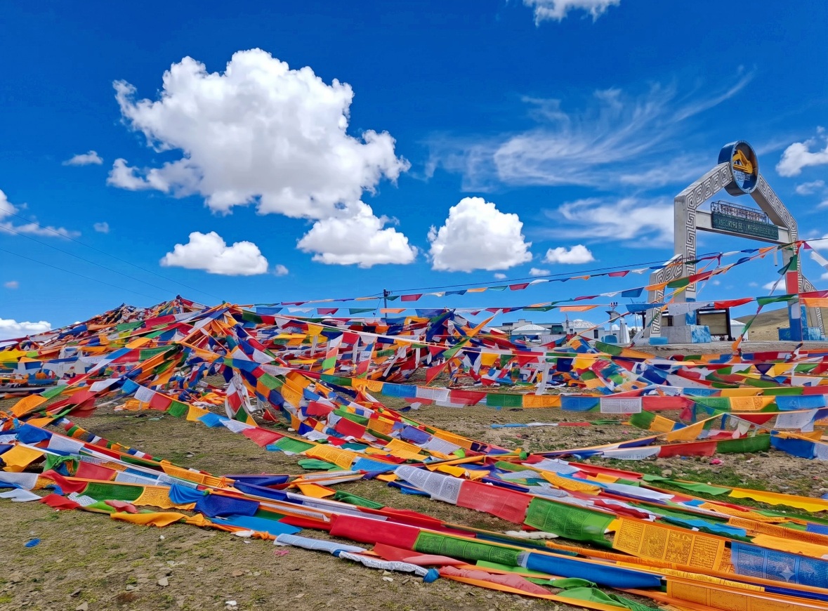 tibet colorful prayer flags mountain pass 티벳여행 전문 현지여행사